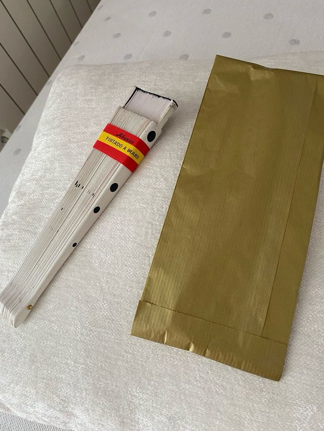 Abanico sin estrenar pintado  a mano
