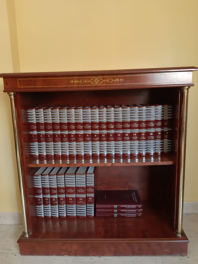 Mueble con enciclopedia 