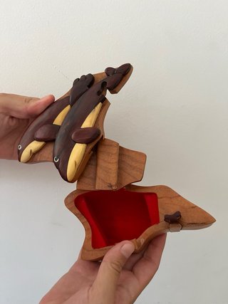 Joyero de madera en forma de delfin con seguro