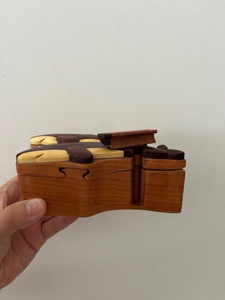 Joyero de madera en forma de delfin con seguro