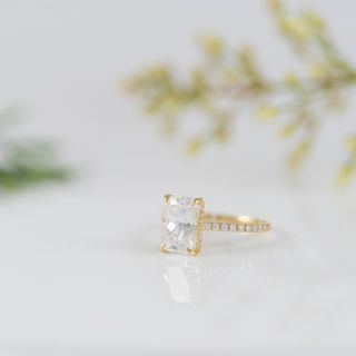 Anillo de compromiso halo oculto oro amarillo 14k