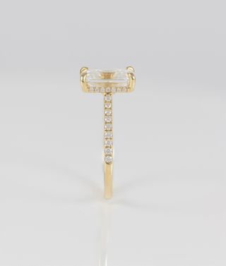 Anillo de compromiso halo oculto oro amarillo 14k