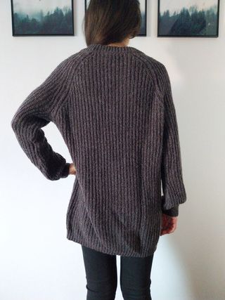 Jersey oversize cuello pico marrón grisáceo