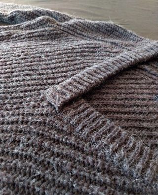 Jersey oversize cuello pico marrón grisáceo