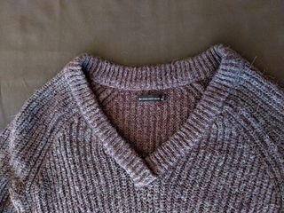 Jersey oversize cuello pico marrón grisáceo
