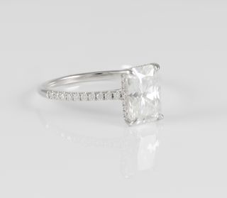 Anillo de compromiso halo oculto oro blanco 14k