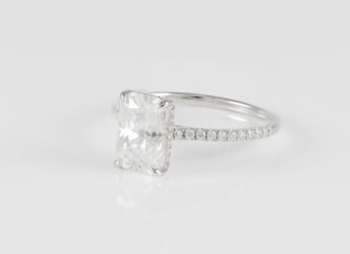 Anillo de compromiso halo oculto oro blanco 14k