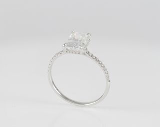 Anillo de compromiso halo oculto oro blanco 14k