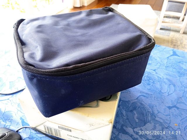 Tensiómetro casi nuevo con bolsa y caja