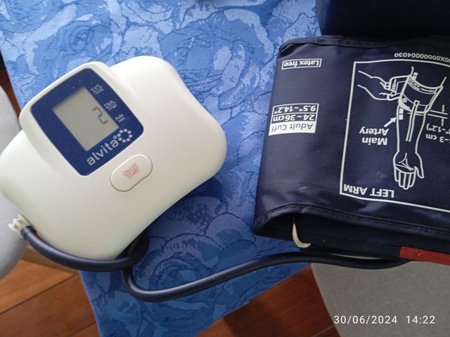 Tensiómetro casi nuevo con bolsa y caja