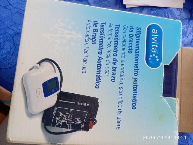 Tensiómetro casi nuevo con bolsa y caja