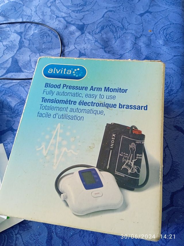Tensiómetro casi nuevo con bolsa y caja