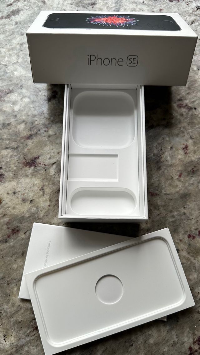 Caja iPhone SE negro