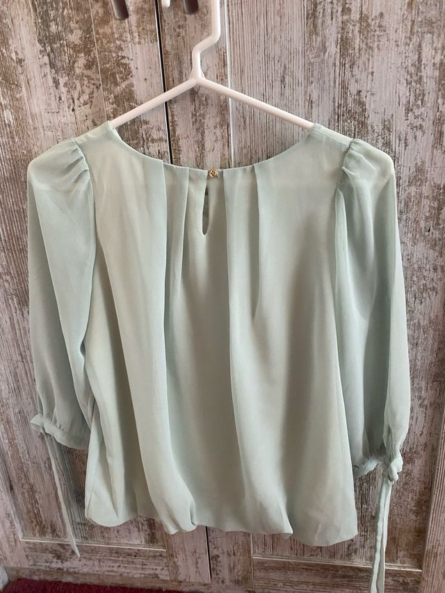 Camisa con mucha caida verde agua