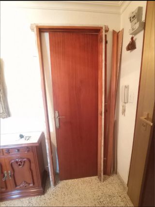 PREMARCO, TAPAJUNTAS Y PUERTA DE MADERA