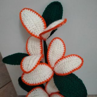 Fiore artigianale all uncinetto