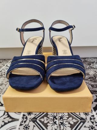 Sandalia Tacón Azul Menbur. Piel. Talla 39