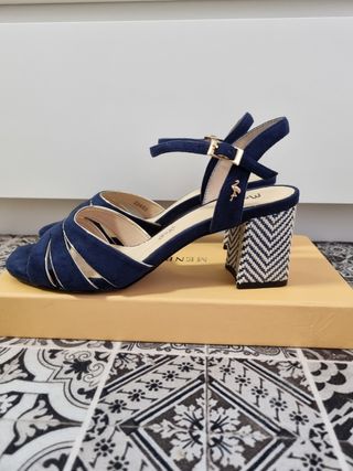 Sandalia Tacón Azul Menbur. Piel. Talla 39