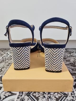 Sandalia Tacón Azul Menbur. Piel. Talla 39