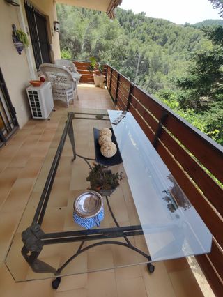MESA DE HIERRO FORJADO Y CRISTAL.