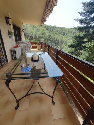 MESA DE HIERRO FORJADO Y CRISTAL.