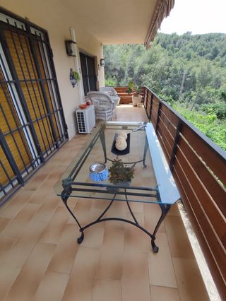 MESA DE HIERRO FORJADO Y CRISTAL.