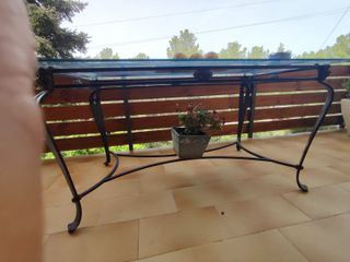 MESA DE HIERRO FORJADO Y CRISTAL.