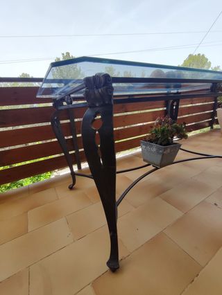 MESA DE HIERRO FORJADO Y CRISTAL.