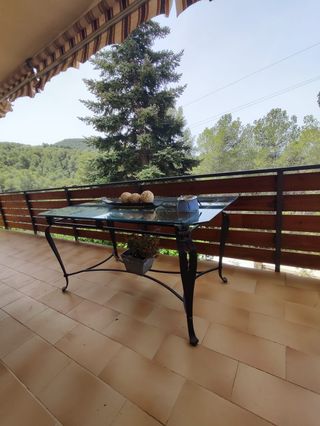 MESA DE HIERRO FORJADO Y CRISTAL.