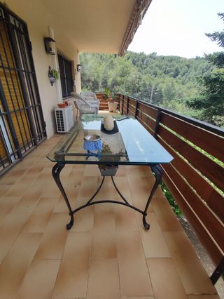 MESA DE HIERRO FORJADO Y CRISTAL.