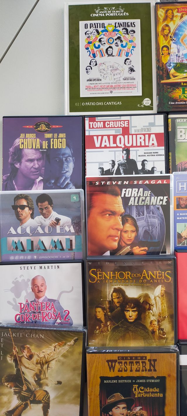 42 DVDs Diversos a funcionar em ótimas condições