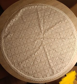 Tapete de ganchillo para mesa de 80 cm.