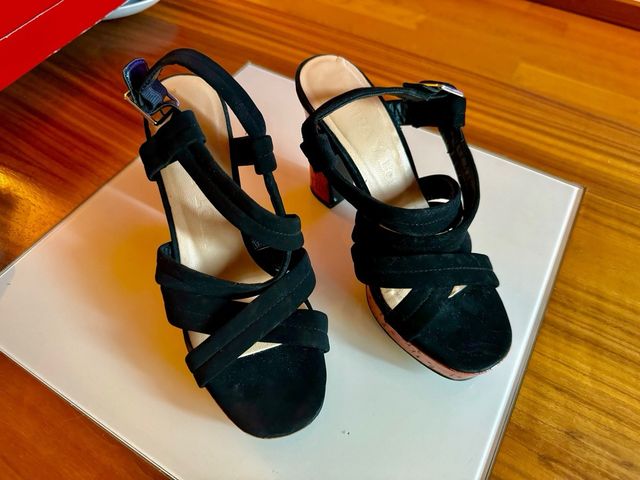 Zapato Bimba y Lola ante cintas cruzadas