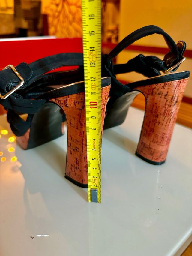 Zapato Bimba y Lola ante cintas cruzadas