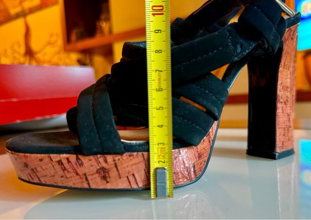 Zapato Bimba y Lola ante cintas cruzadas