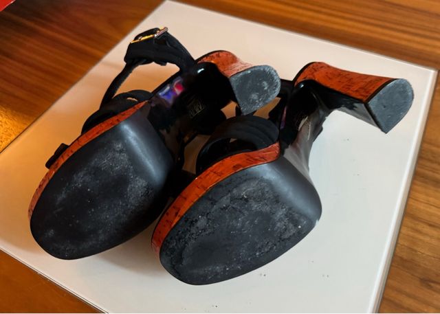 Zapato Bimba y Lola ante cintas cruzadas