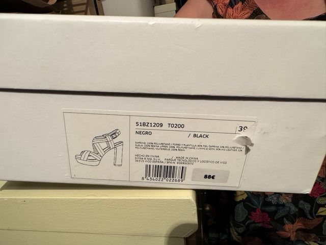 Zapato Bimba y Lola ante cintas cruzadas