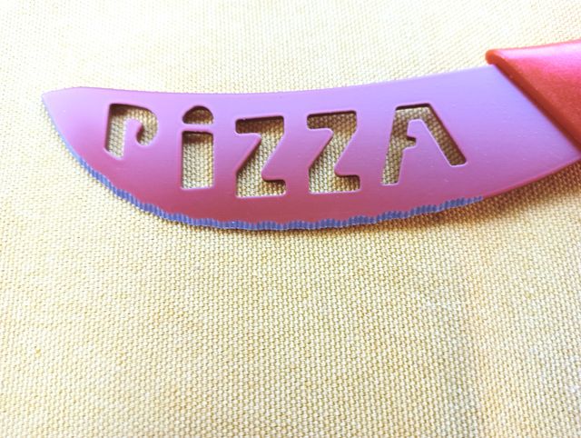 Set 6 coltelli per pizza colorati.