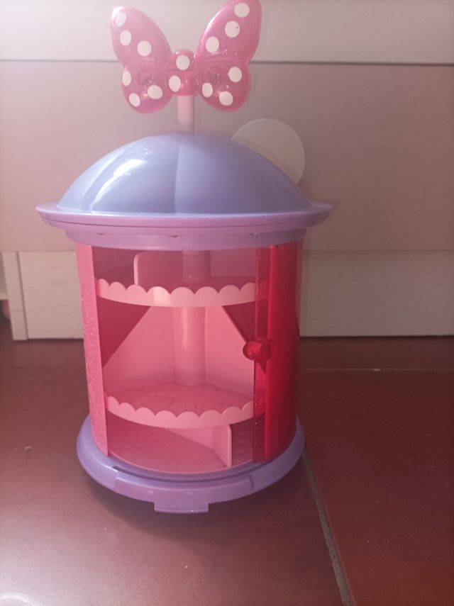 Dos muñecas Minnie con armario