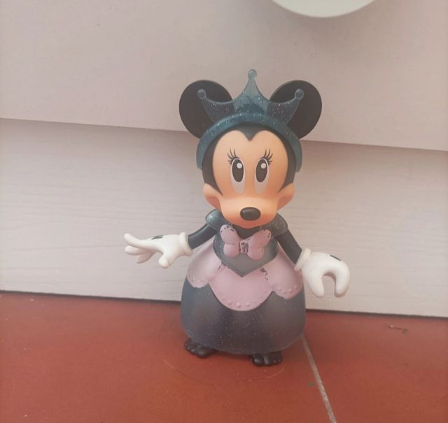 Dos muñecas Minnie con armario