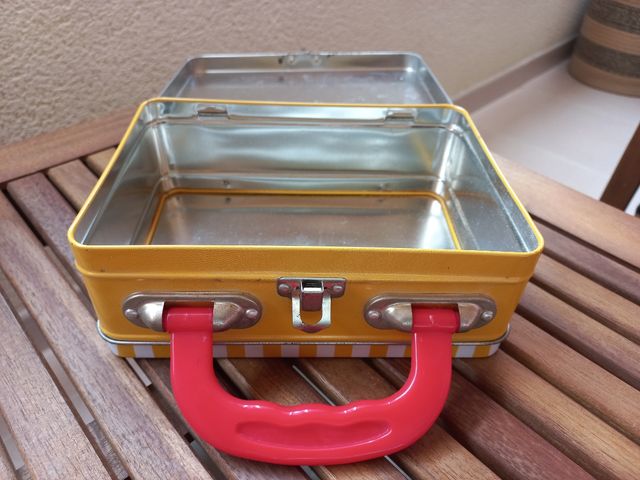 Pequeño maletín metálico