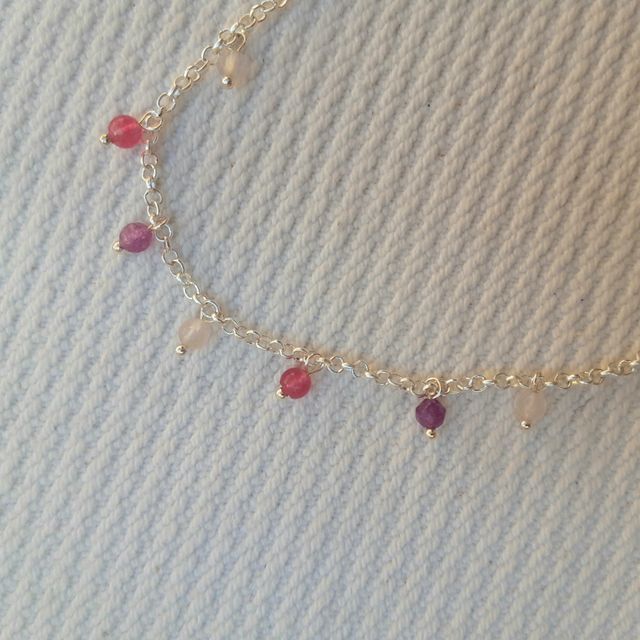 Cavigliera con pietre colorate