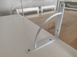 Estanterias blancas con escuadras.