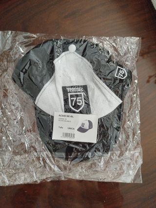 Gorra Negra Y Blanca Paredes