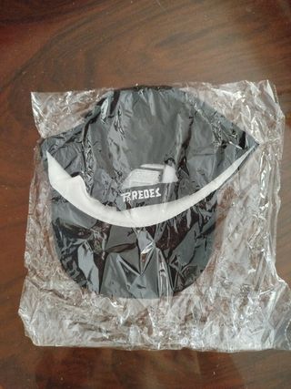 Gorra Negra Y Blanca Paredes