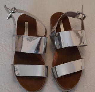 Sandalia plateada