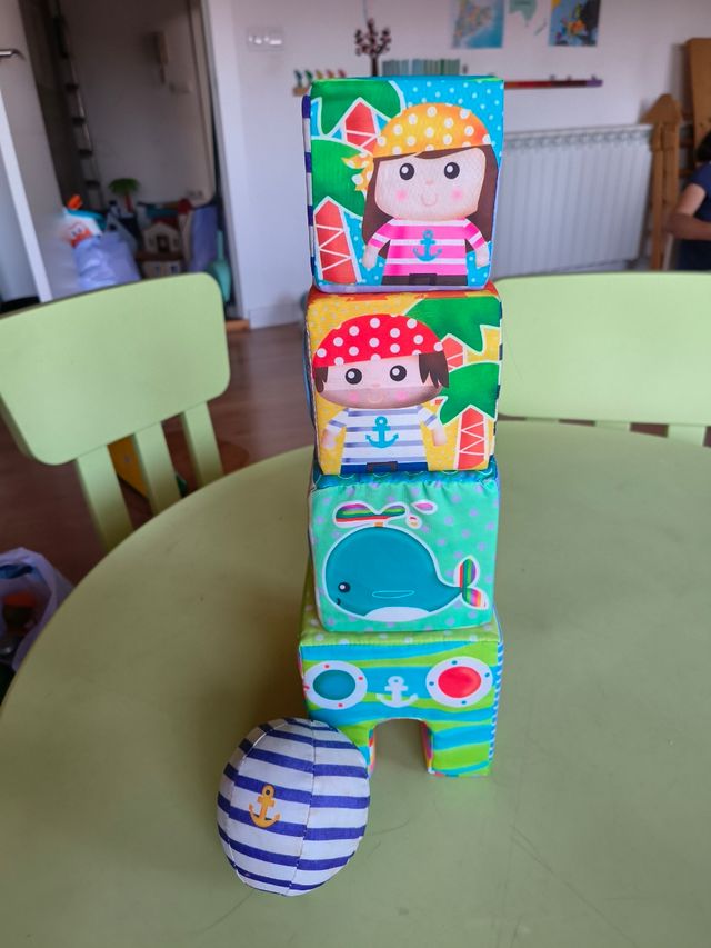 Cubos apilables sensoriales + pelota