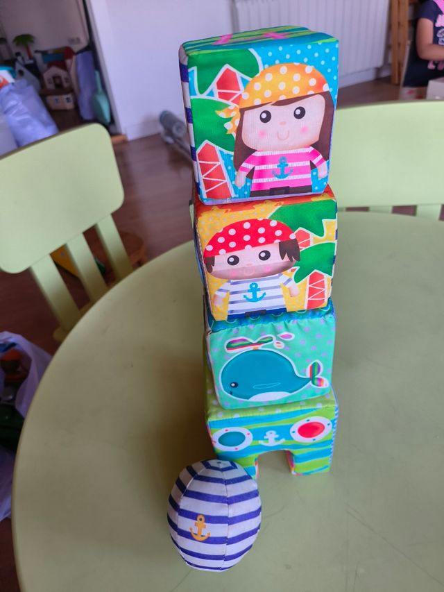 Cubos apilables sensoriales + pelota