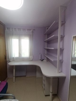 Mesa escritorio + estantería + cajonera. Juvenil. 