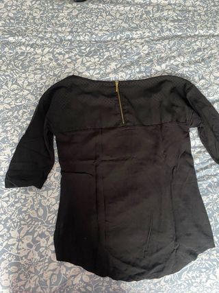 Blusa negra semitransparente